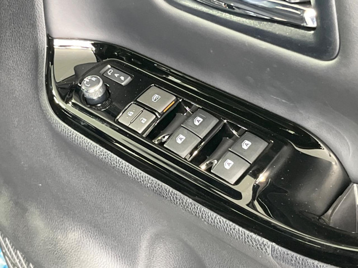 2018 Toyota Noah DAA-ZWR80W (UW-6a3211d0c1277)[5]
