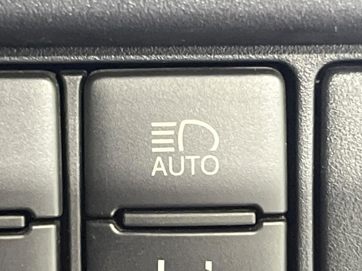 2018 Toyota Noah DAA-ZWR80W (UW-6a3211d0c1277)[13]