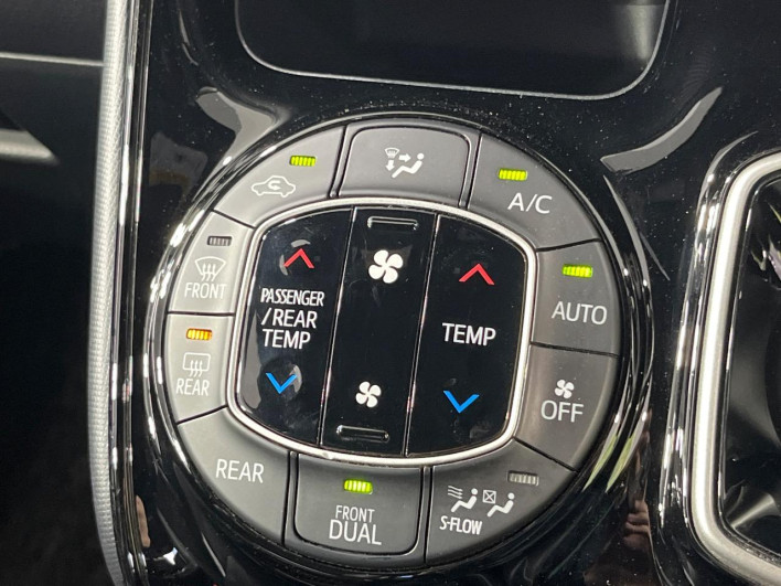 2018 Toyota Noah DAA-ZWR80W (UW-6a3211d0c1277)[21]