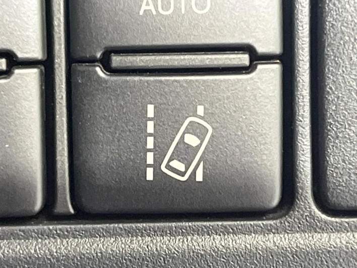 2018 Toyota Noah DAA-ZWR80W (UW-6a3211d0c1277)[14]