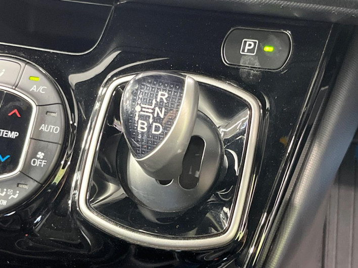 2018 Toyota Noah DAA-ZWR80W (UW-6a3211d0c1277)[20]
