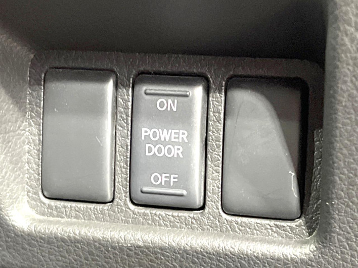2013 Nissan Serena DAA-HFC26 (UW-6a33601cce621)[24]