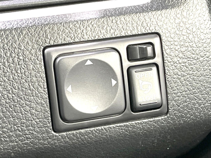 2013 Nissan Serena DAA-HFC26 (UW-6a33601cce621)[18]