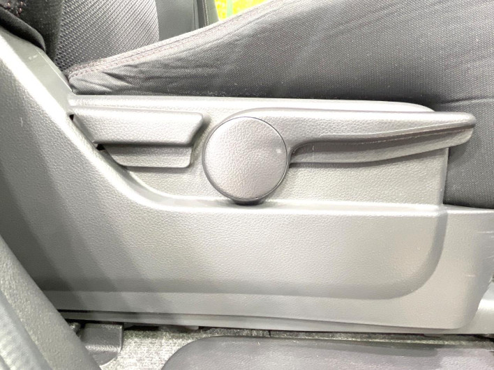 2013 Nissan Serena DAA-HFC26 (UW-6a33601cce621)[14]