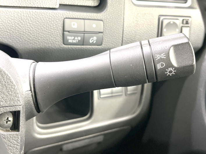 2013 Nissan Serena DAA-HFC26 (UW-6a33601cce621)[20]