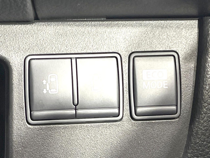 2013 Nissan Serena DAA-HFC26 (UW-6a33601cce621)[23]