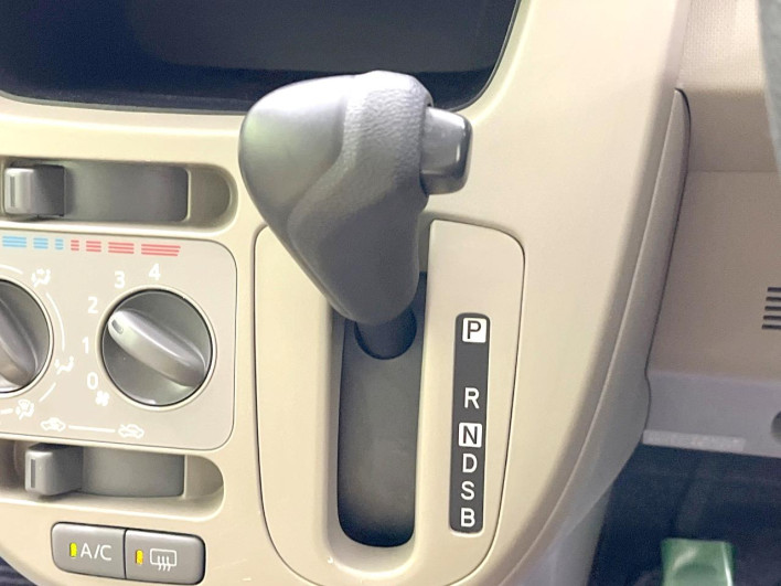 2013 Daihatsu Move DBA-LA100S (UW-6a336063cd6e5)[27]