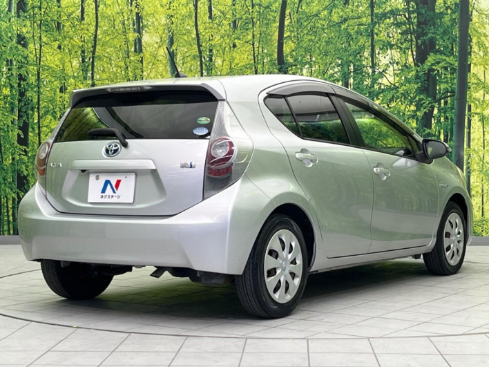 2013 Toyota Aqua DAA-NHP10 (UW-6a3360db59b93)[27]