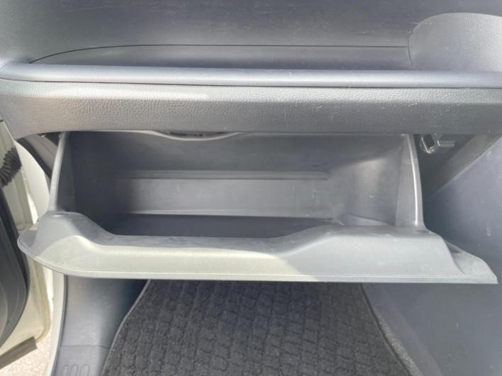 2015 Toyota Voxy DBA-ZRR80G (UW-6a33611dbb1ee)[4]