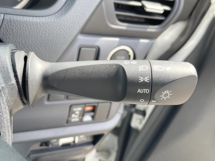 2015 Toyota Voxy DBA-ZRR80G (UW-6a33611dbb1ee)[17]