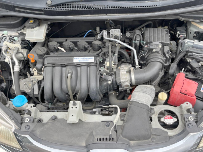 2015 Honda Fit Hybrid DAA-GP5 (UW-6a34b27b4b9a4)[4]
