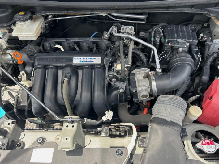 2016 Honda Fit Hybrid DAA-GP5 (UW-6a34b27c43066)[4]
