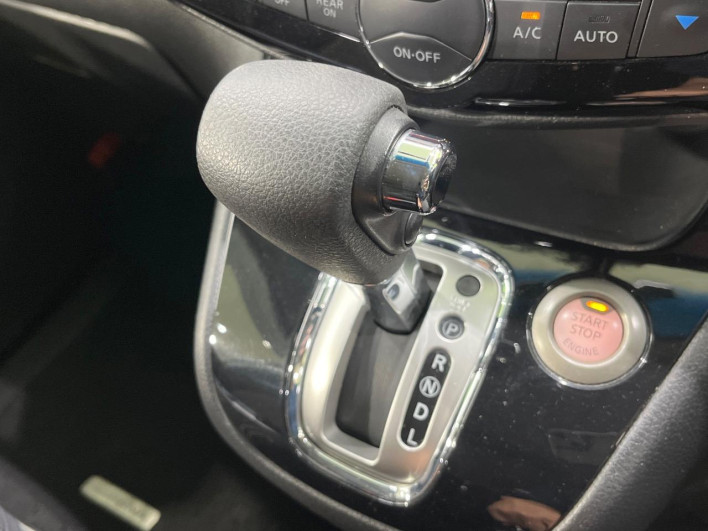 2015 Nissan Serena DAA-HFC26 (UW-6a34b29daac7a)[17]