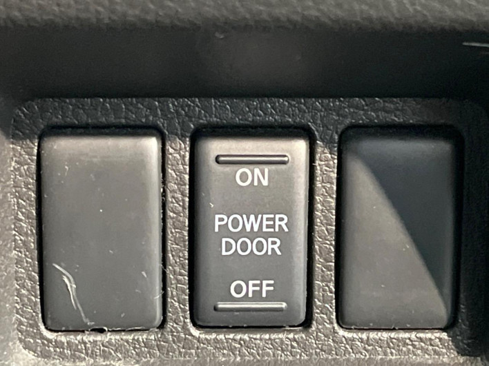 2015 Nissan Serena DAA-HFC26 (UW-6a34b29daac7a)[18]