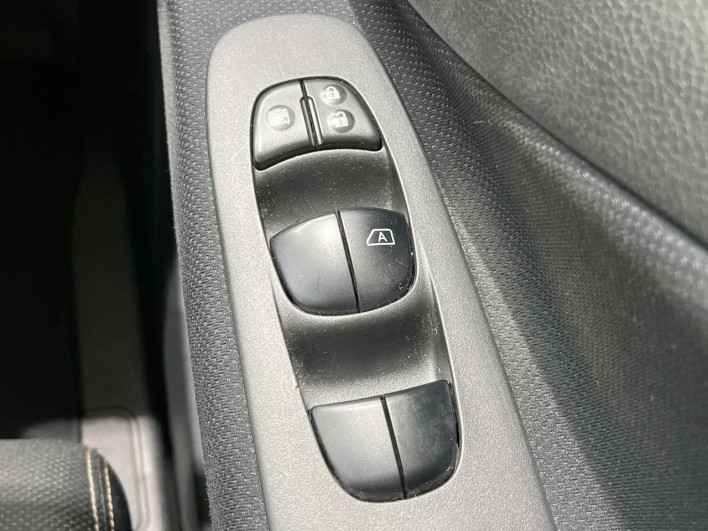 2015 Nissan Serena DAA-HFC26 (UW-6a34b29daac7a)[12]