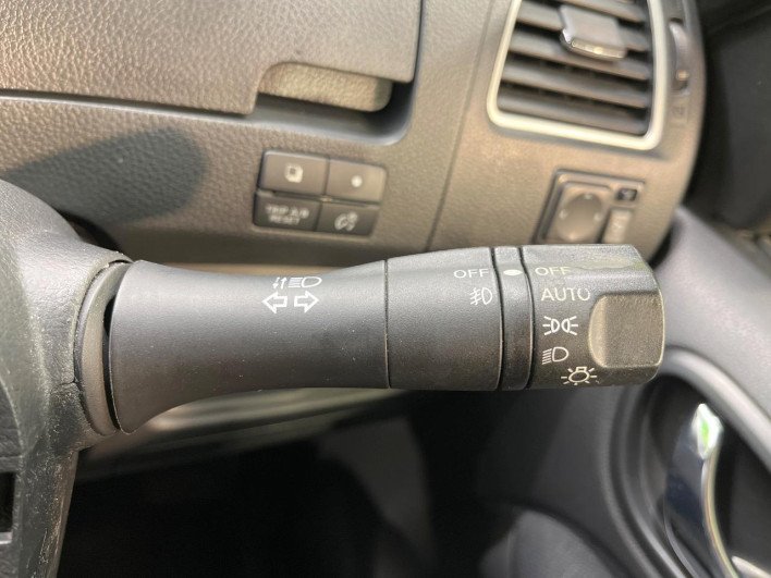 2015 Nissan Serena DAA-HFC26 (UW-6a34b29daac7a)[13]