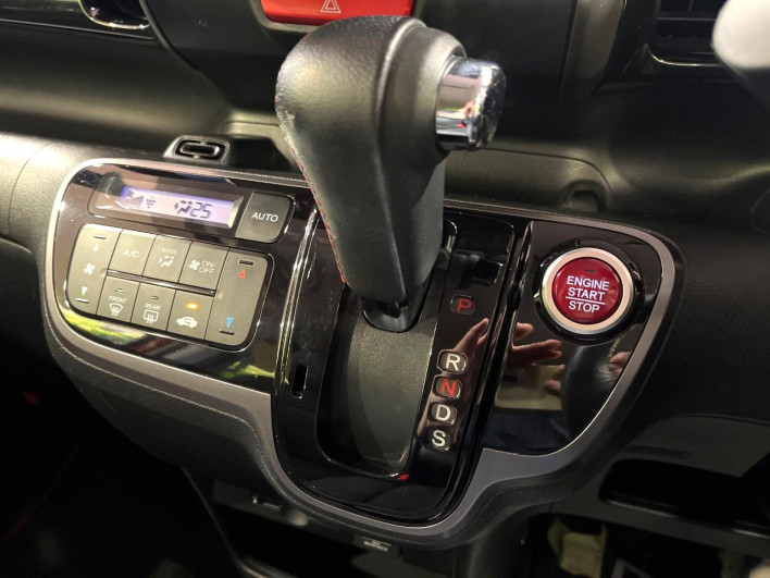 2017 Honda N-BOX CUSTOM DBA-JF1 (UW-6a34b2b786232)[12]