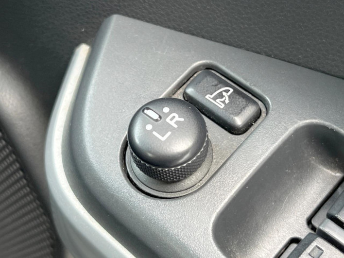 2015 Daihatsu Wake DBA-LA700S (UW-6a34b3164c44a)[15]