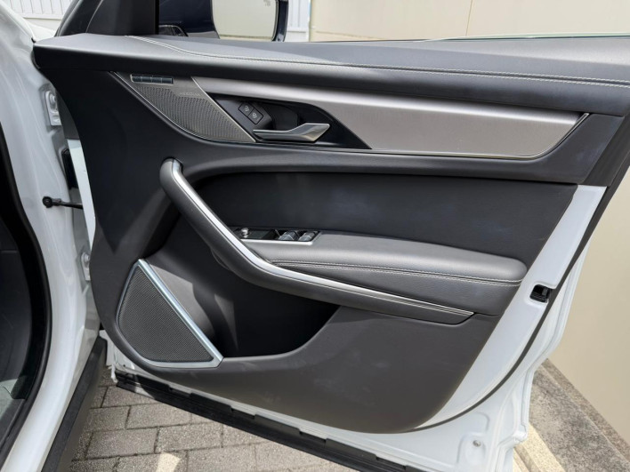 2022 Jaguar F Pace 3BA-DC2XC (UW-6a34b3c1ba5bd)[16]