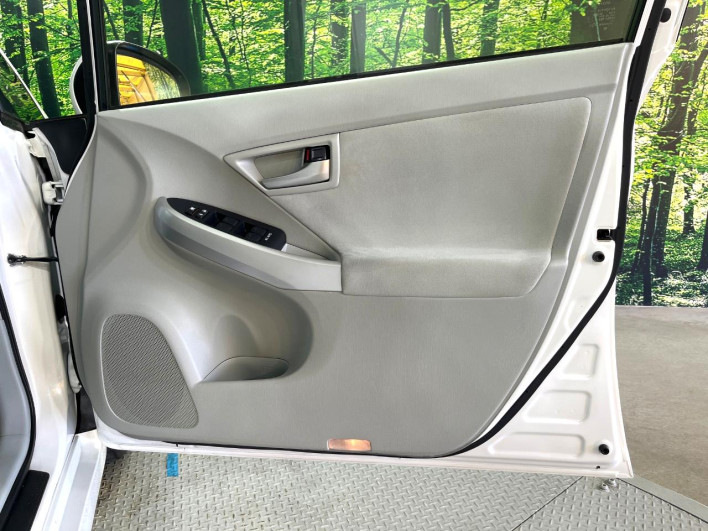 2013 Toyota Prius DAA-ZVW30 (UW-6a34b420445ee)[22]