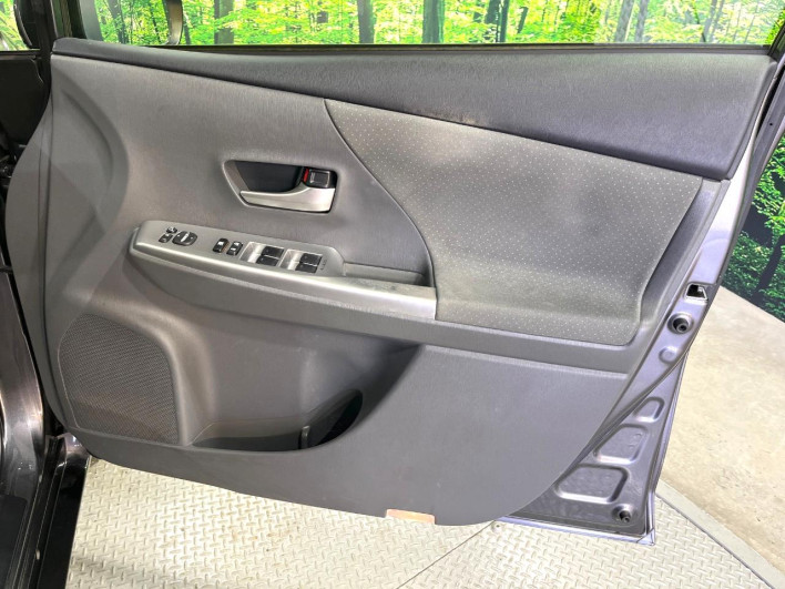 2014 Toyota Prius α DAA-ZVW41W (UW-6a34b4229e0eb)[25]