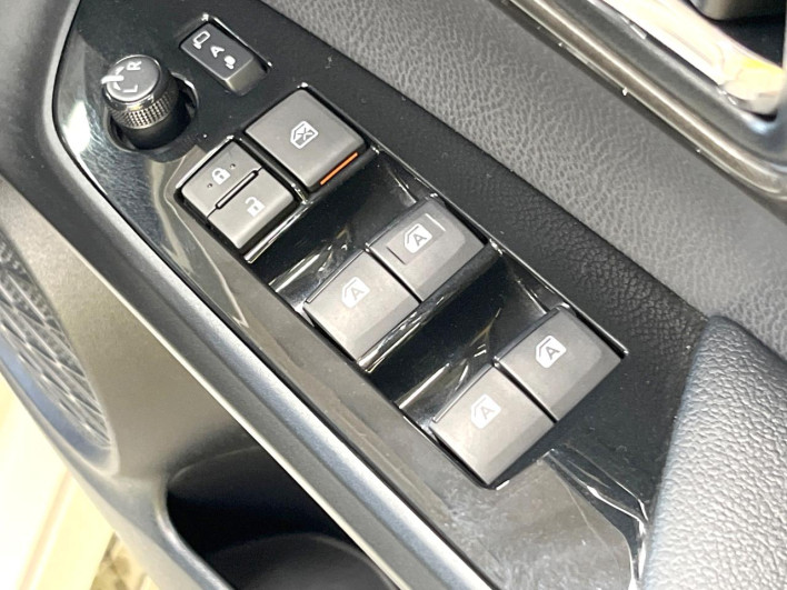 2017 Toyota Prius PHV DLA-ZVW52 (UW-6a34b42ac021e)[28]