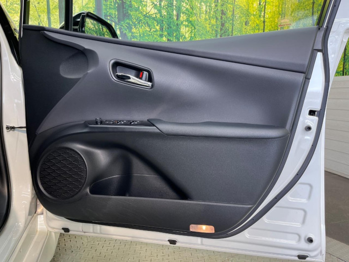 2017 Toyota Prius PHV DLA-ZVW52 (UW-6a34b42b15cb4)[13]