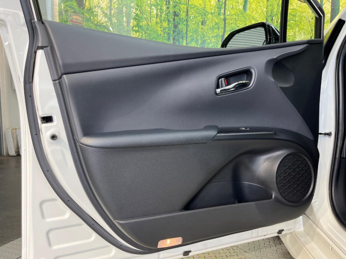 2017 Toyota Prius PHV DLA-ZVW52 (UW-6a34b42b15cb4)[18]