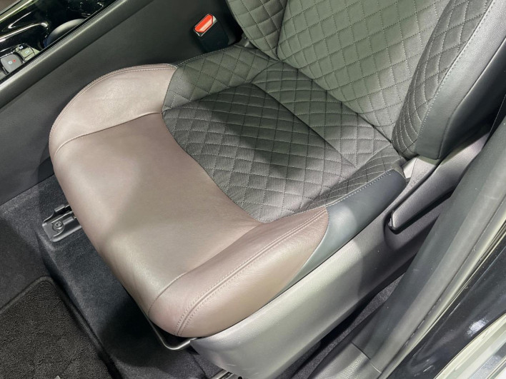 2017 Toyota C-HR DAA-ZYX10 (UW-6a34b43e0eaf2)[13]
