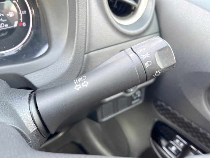 2013 Nissan Note DBA-E12 (UW-6a3603d9e8e81)[29]
