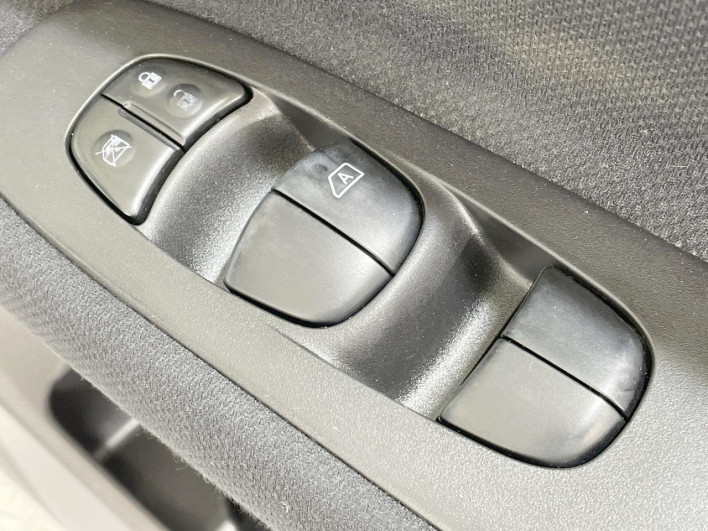 2011 Nissan Serena DBA-FNC26 (UW-6a3603e90f77f)[17]