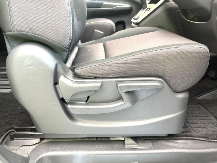 2017 Nissan Serena DAA-GFC27 (UW-6a3603f3e9490)[22]