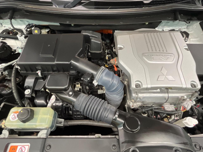 2017 Mitsubishi OUTLANDER PHEV DLA-GG2W (UW-6a3603fbf18df)[4]