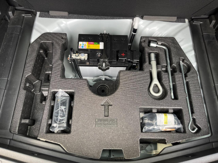 2017 Nissan Note DAA-HE12 (UW-6a3604192d037)[25]