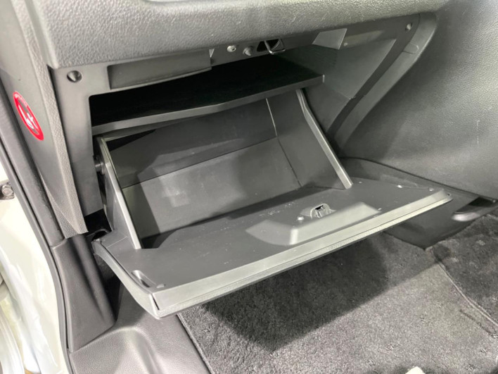 2016 Nissan Serena DAA-HFC26 (UW-6a360422eabbc)[10]