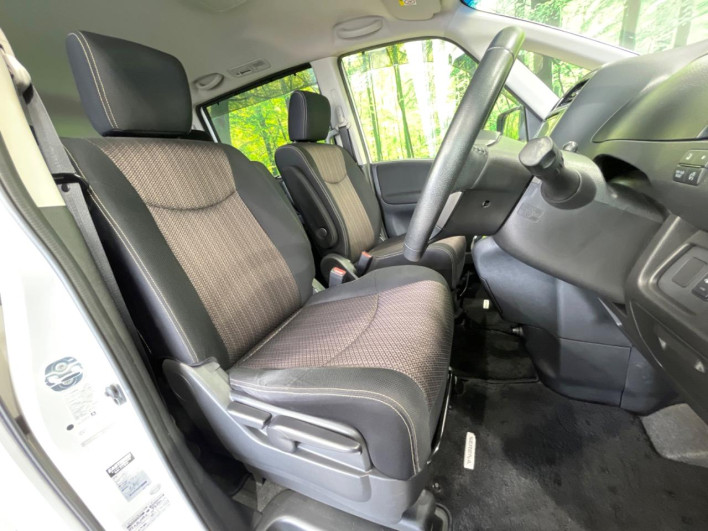 2016 Nissan Serena DAA-HFC26 (UW-6a360422eabbc)[28]