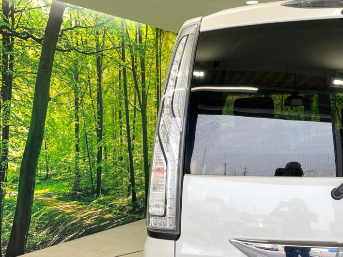 2016 Nissan Serena DAA-HFC26 (UW-6a360422eabbc)[17]