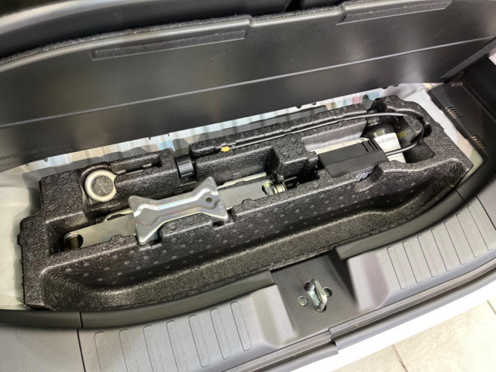 2022 Honda N-BOX CUSTOM 6BA-JF3 (UW-6a36044747b49)[25]