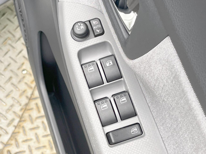 2016 Daihatsu Cast DBA-LA250S (UW-6a36047aa10ed)[21]
