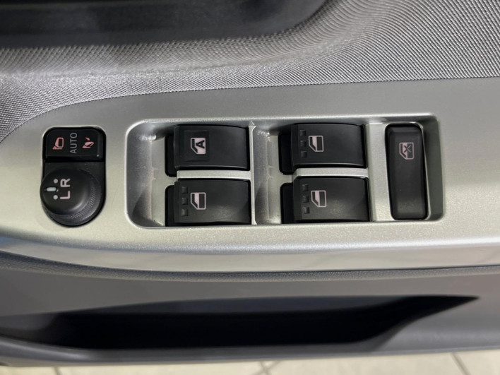 2016 Daihatsu Cast DBA-LA250S (UW-6a36047ac7205)[19]