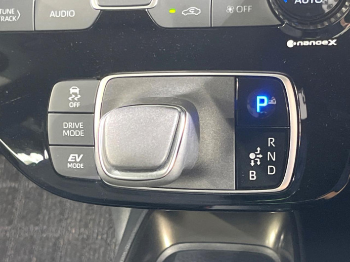 2021 Toyota Aqua 6AA-MXPK11 (UW-6a360501761e4)[22]