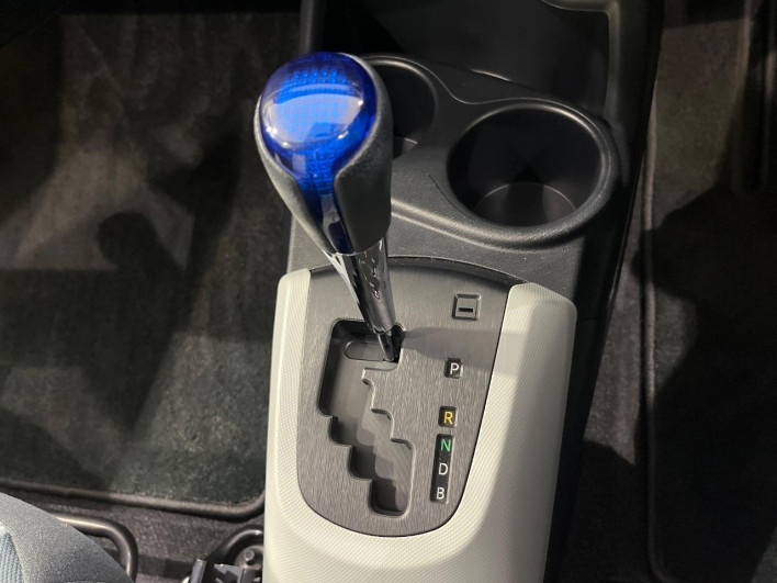 2013 Toyota Aqua DAA-NHP10 (UW-6a360526342bd)[19]