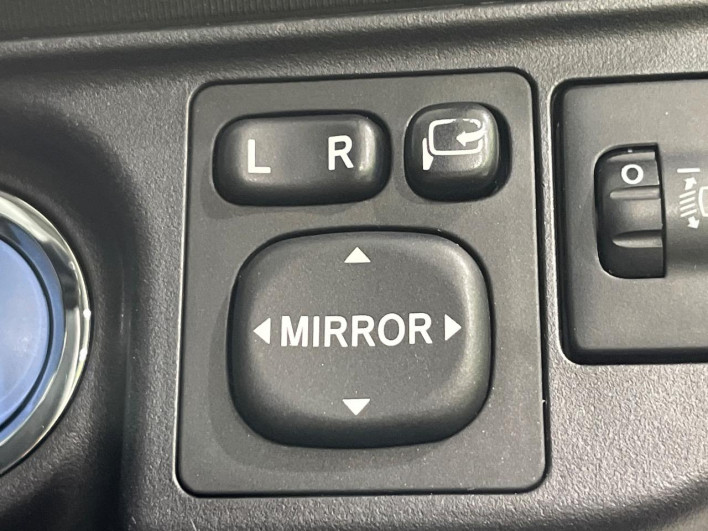 2013 Toyota Aqua DAA-NHP10 (UW-6a360526342bd)[8]