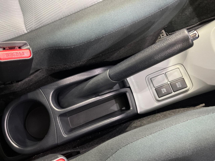 2013 Toyota Aqua DAA-NHP10 (UW-6a360526342bd)[14]