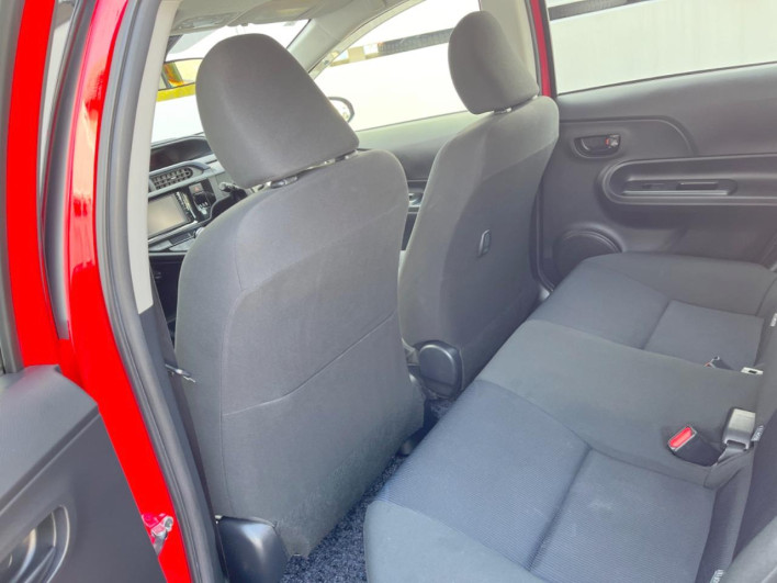 2015 Toyota Aqua DAA-NHP10 (UW-6a36052828081)[28]