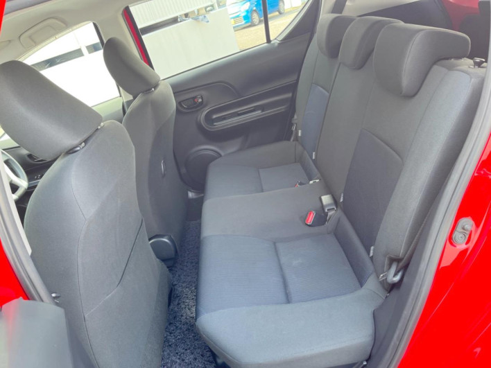2015 Toyota Aqua DAA-NHP10 (UW-6a36052828081)[29]