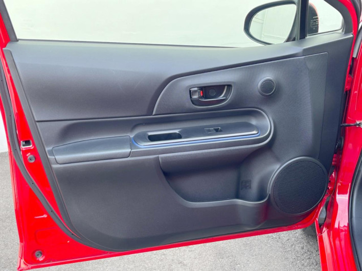 2015 Toyota Aqua DAA-NHP10 (UW-6a36052828081)[23]