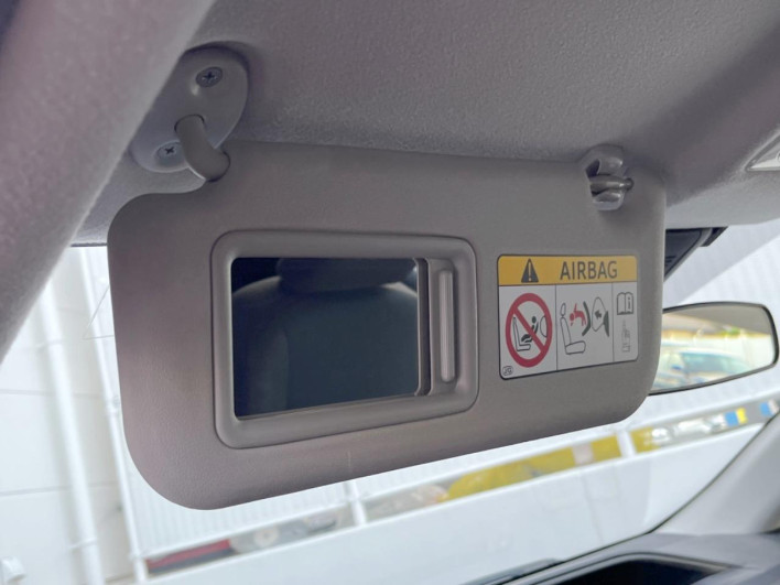 2015 Toyota Aqua DAA-NHP10 (UW-6a36052828081)[26]