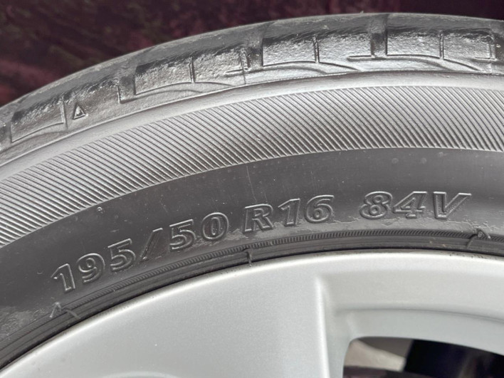 2015 Toyota Aqua DAA-NHP10 (UW-6a36052828081)[17]