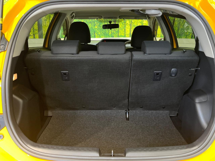 2016 Toyota Aqua DAA-NHP10 (UW-6a3605286a2f4)[17]